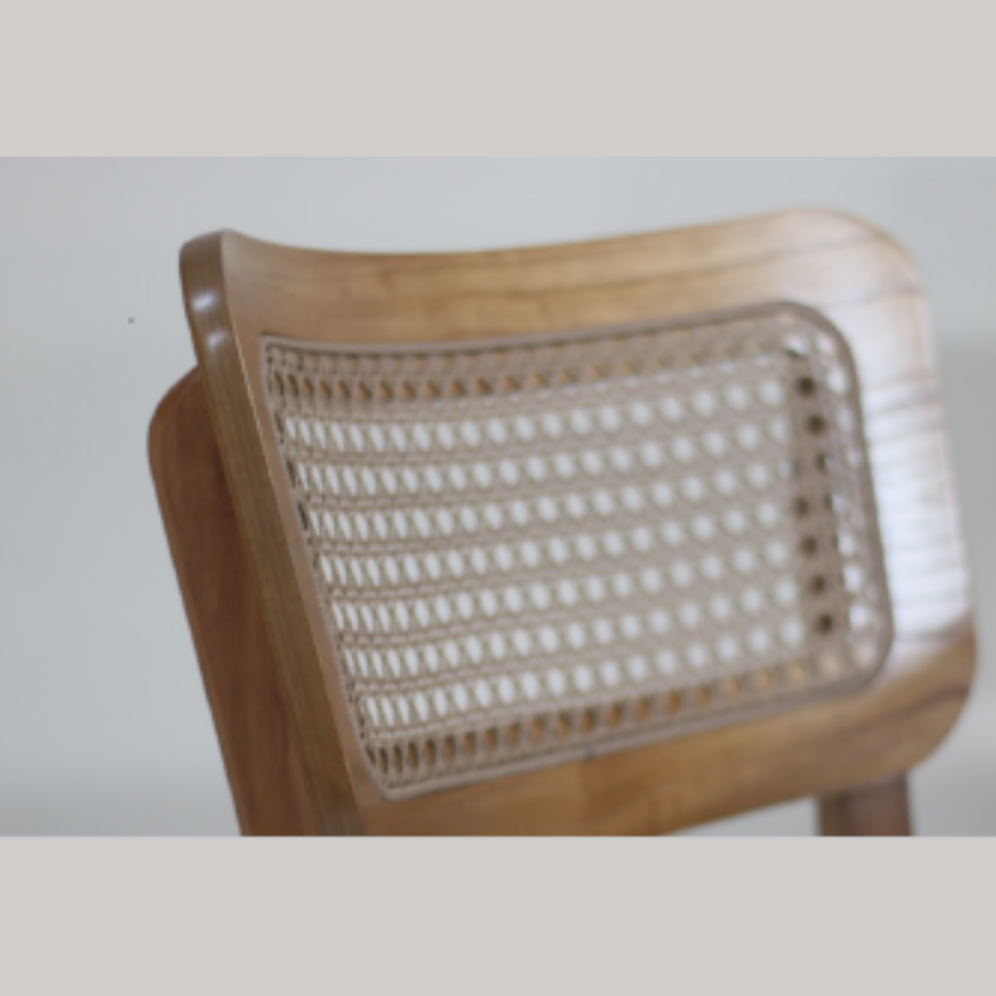 Cadeira Manu 18 com Encosto em Ratan Natural - Cor Cinamomo