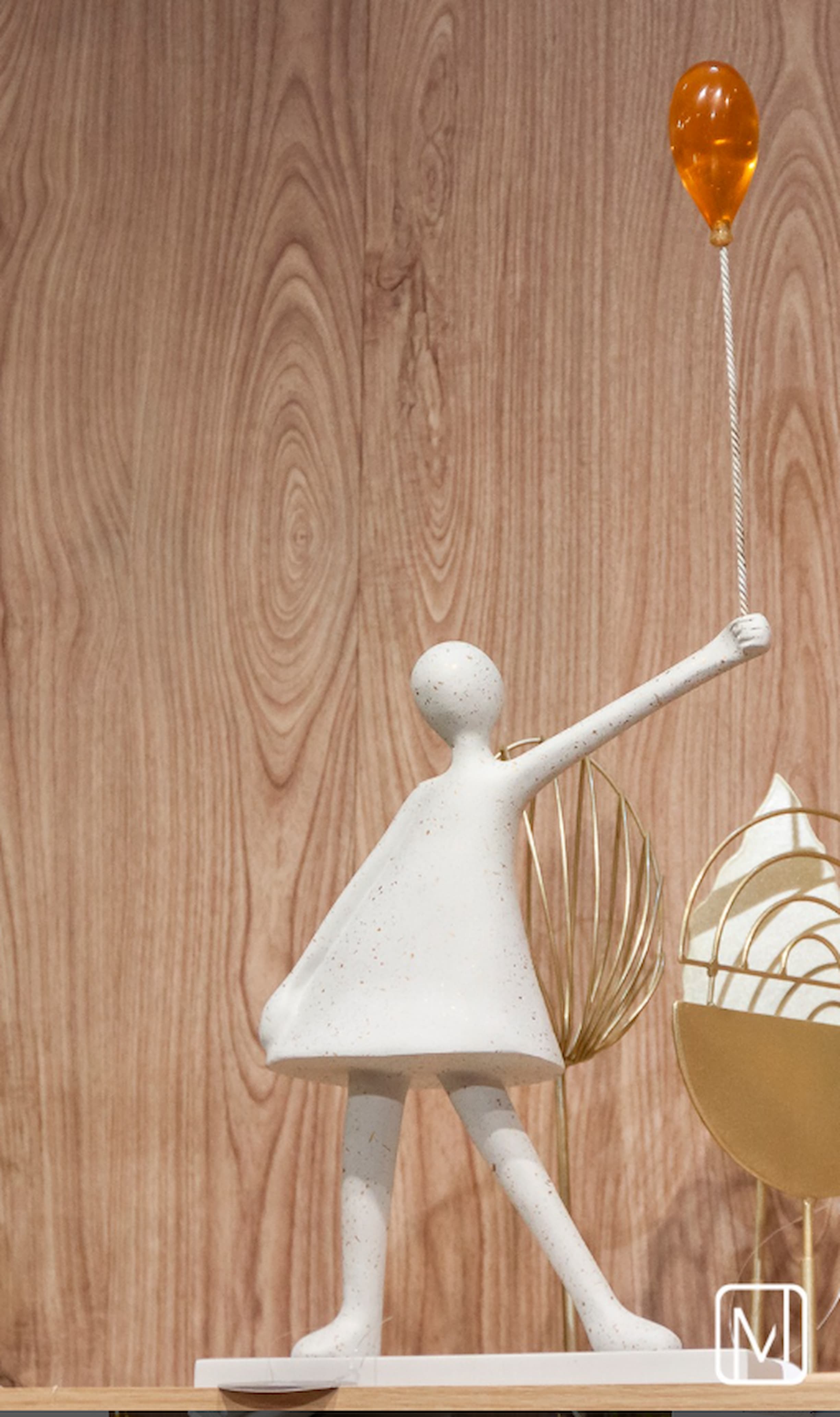 Escultura Decorativa "Sonhadora com Balão Dourado" – Modali Design