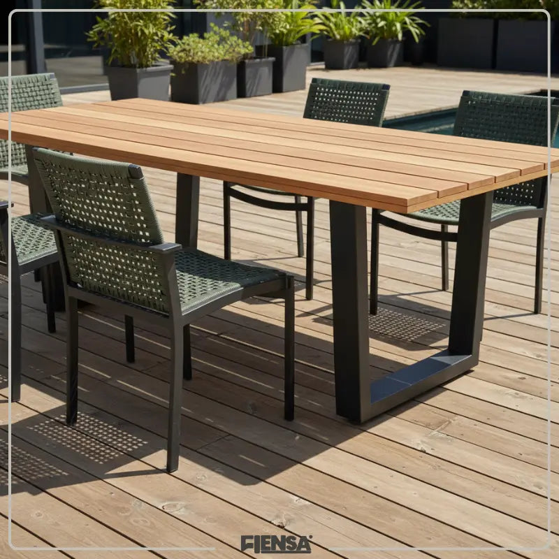 Mesa Valencia e Cadeira Mariah — Área Externa